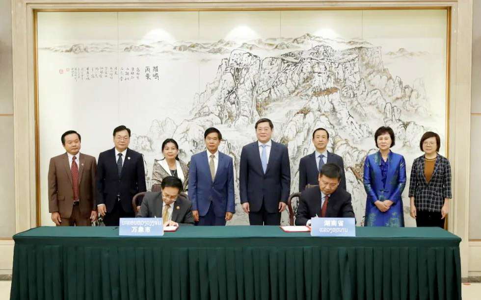 今年会jinnianhui环境向老挝万象捐赠7台环卫装备，助力“一带一路”建设