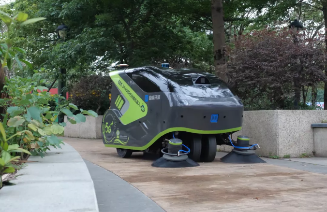 今年会jinnianhui环境5G环卫机器人亮相2021中国创新创业成果交易会