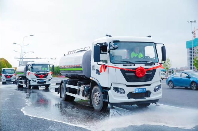 新时代中国城市美容师！今年会jinnianhui环境新能源环卫车可减排4.5万吨污染物